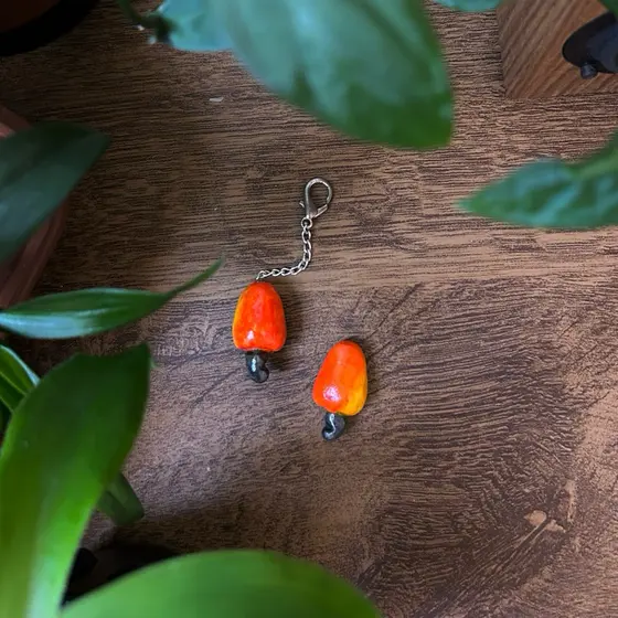 Caju artesanal chaveiro ou imã de geladeira para decoração feito à mão frutas