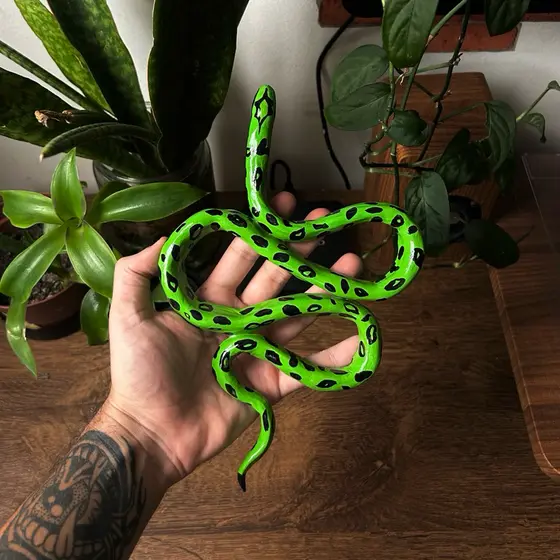 Escultura artesanal cobra verde para decoração de parede