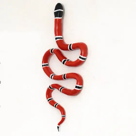 Cobra coral para decoração de parede artesanal feito à mão com cerâmica fria