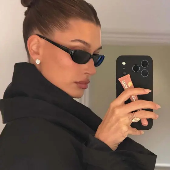 Alta qualidade Hailey rhode mesmo estilo brilho labial buraco fino Super macio Silicone caso de telefone iPhone17pm