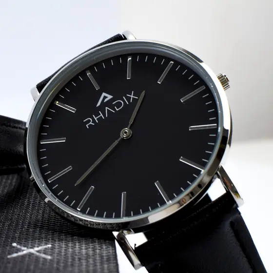 Relógio Masculino de Pulso Black Pulseira Couro Preto Rhadix Fundo Preto Correia Prateada Clássico Minimalista Combina