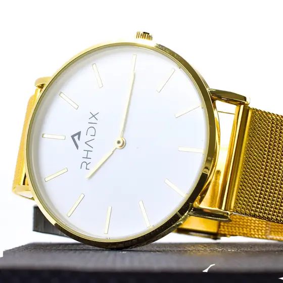 Relógio Masculino Dourado Gold De Pulso Rhadix Fundo Branco Correia Dourada Combina Clássico Minimalista