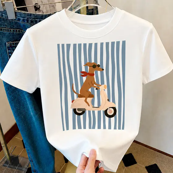 Camiseta 100% Algodão Estampa Cachorro de Óculos na Scooter - Streetwear Casual Style Feminino
