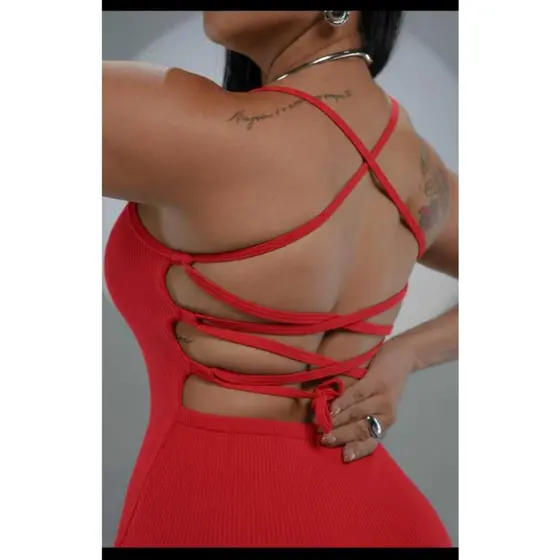 Vestido com fenda lateral detalhe cruzado nas costas, tecido anarruga possui bojo veste do 36 ate o 42