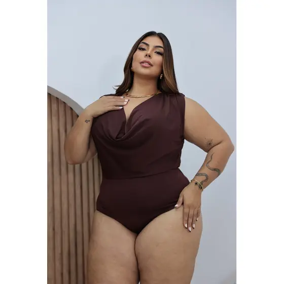 Body Plus Size Feminino Marrom Café | Decote Transpassado Elegante | Moda Verão 2025
