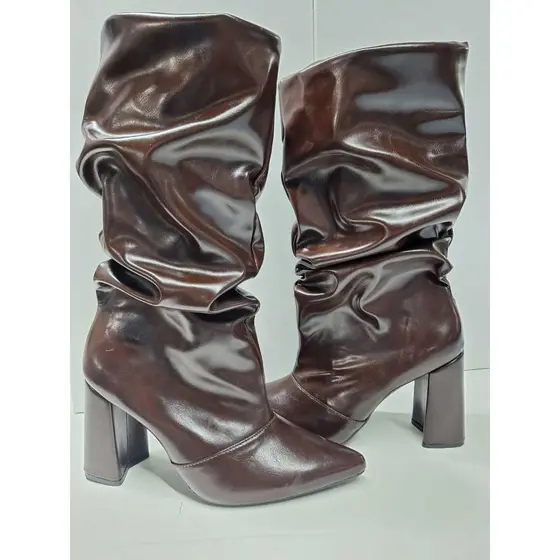 Bota Feminina café enrrugada Bico Fino com Salto Bloco 9 cm  Elegância Atemporal 34 ao 39