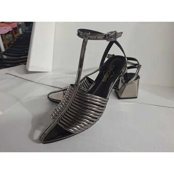 Sandália Feminina Salto Bloco Metalizada – Elegância e Conforto