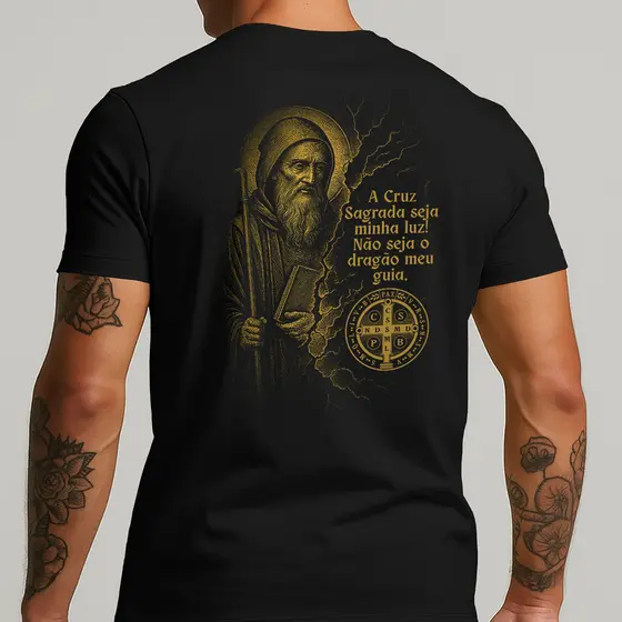 Camiseta Masculina São Bento Oração A Cruz Sagrada Seja Minha Luz
