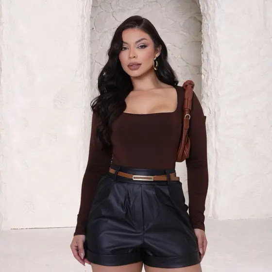 Short feminino de couro fake curto com cinto e bolsos courino