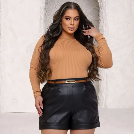 Short couro Fake feminino plus size com cinto
