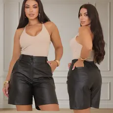 Bermuda feminina social de couro fake sintético com bolsos