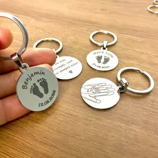 Chaveiro Personalizado Bebê - Nome e data de nascimento - para Pais/Avós/Tios... Gravação a laser - Pézinho - Aço Inox