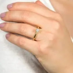 Anel solitário 2mm de compromisso aço inox dourado com pedra