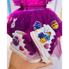 romper salopeti e tenis botinha personalizado kit  tenis e vestido tema bolo fofo