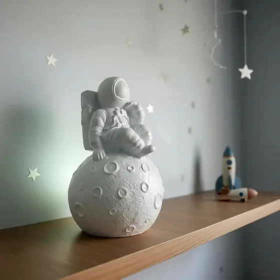 Estatua Escultura ASTRONAUTA NA LUA - Decoração Decorativa Universo Espaço Infantil Crianças Galáxia