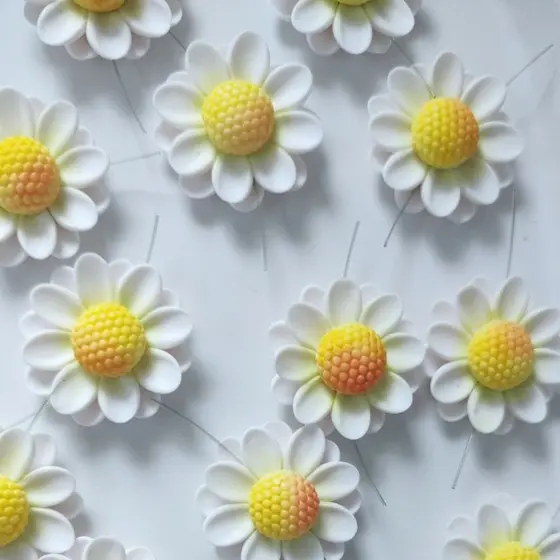 Flor Margaridas de Biscuit, com furo para Aramados 2cm aproximadamente