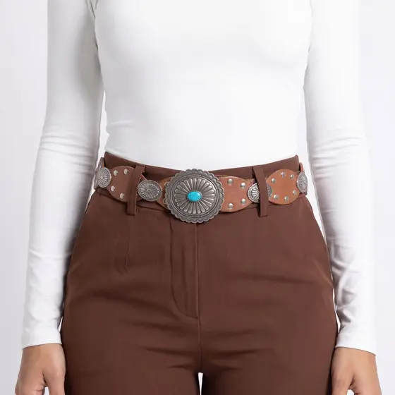 Cinto Feminino de Couro com Fivela Western Metalizada e Aplicações
