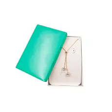 Caixinha de Papel para Conjunto Anel Brinco Colar Fundo Branco de Luxo