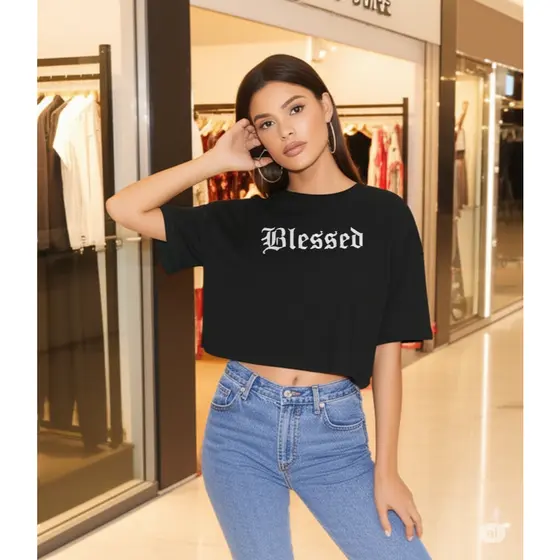 Cropped Feminino Blessed Oversized Camiseta Estampa Tipografia Gótica