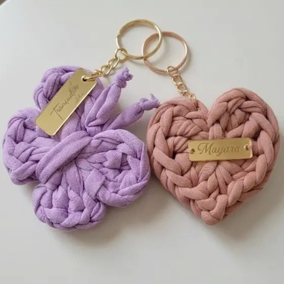 Chaveiros personalizados com TAG, kit com 10, 20, 30 lembrancinhas de CORAÇÃO OU FLOR em crochê fio de malha
