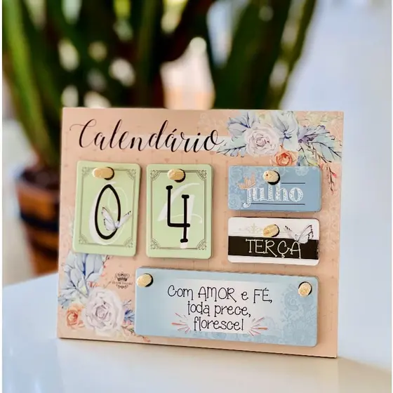 Calendário Decorativo Permanente de Madeira com Plaquinhas