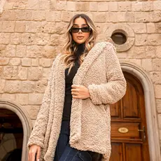 Jaqueta/Casaco Comprido Feminino Teddy com Bolso e Capuz - Forro 100% Teddy