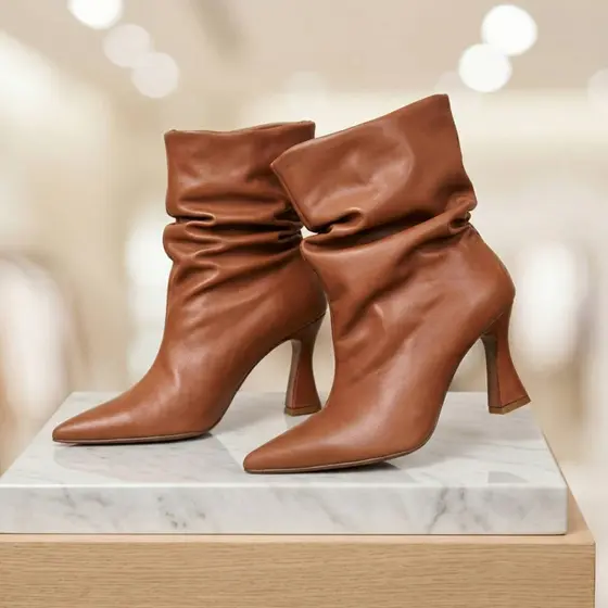 Bota Feminina Napa Bico Fino Salto 8cm Caramelo Off White Preto Elegante Sem Zíper Conforto Estilo
