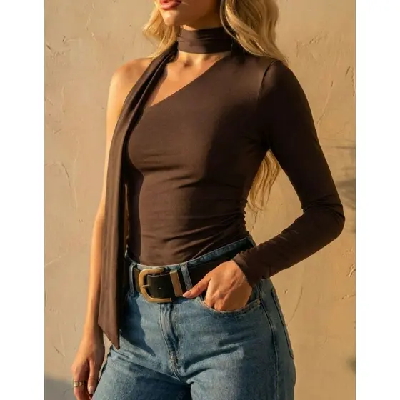 Blusa Feminina Um Ombro só com 1 manga longa e Gola Choker, amarra no pescoço. Drapeada na Cintura, Elegante Sexi Gringa